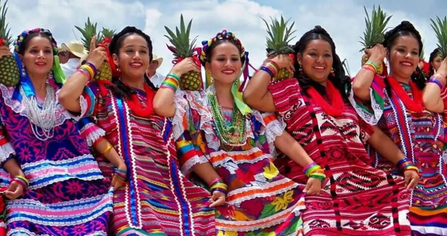 El baile de Flor de Piña, tradición que engalana los Lunes del Cerro en